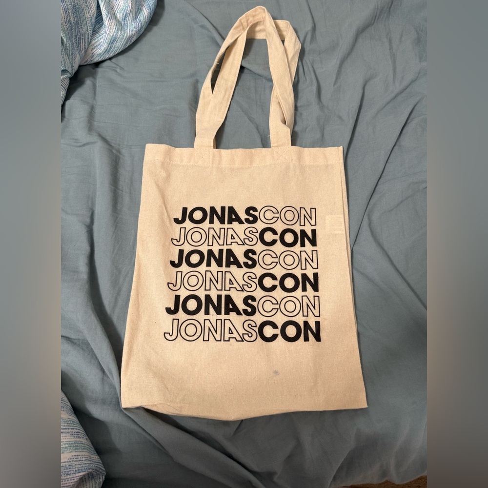 Jonas Con tote